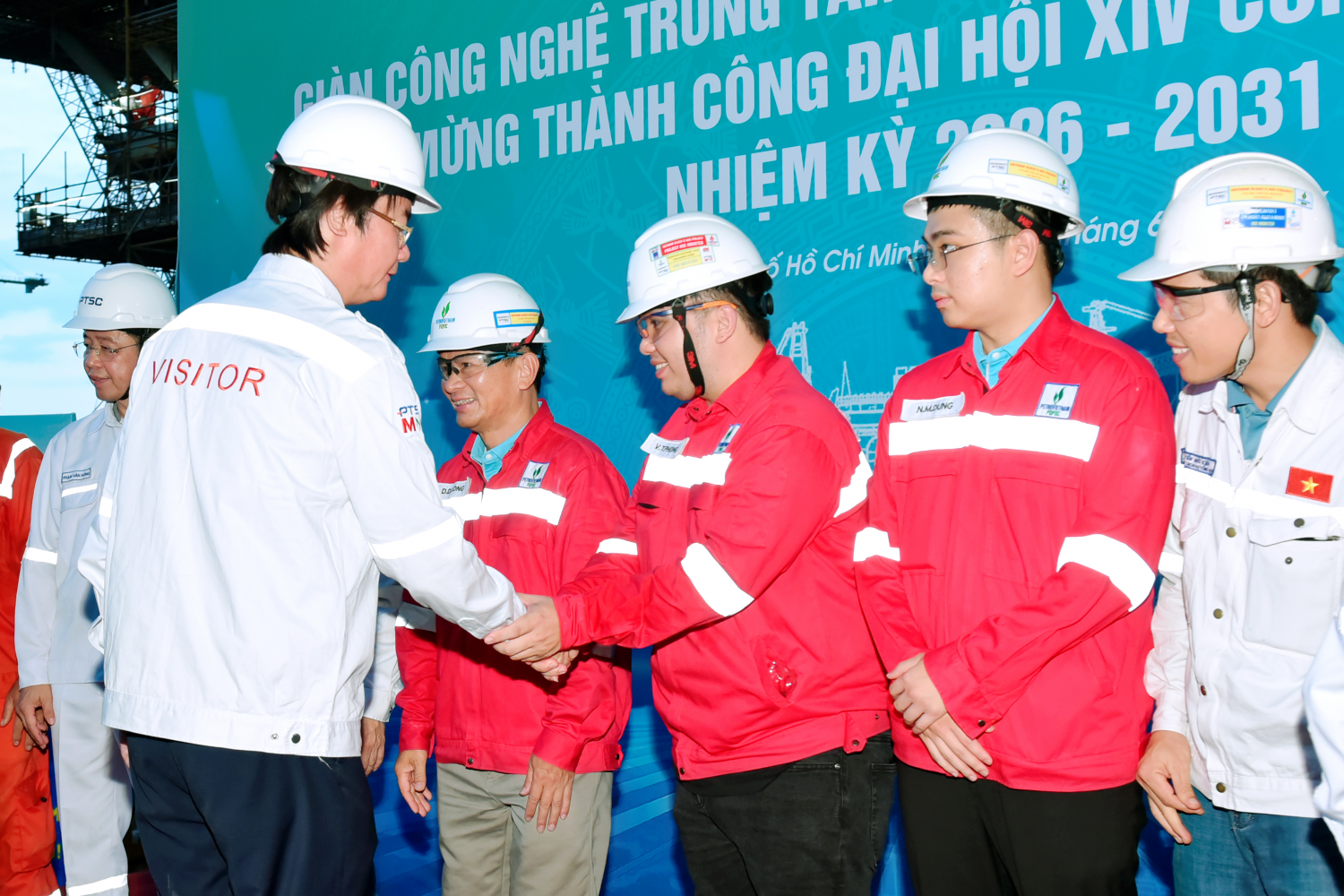 Gắn biển công trình Giàn công nghệ trung tâm Dự án phát triển mỏ khí Lô B chào mừng thành công Đại hội XIV Công đoàn Việt Nam Gắn biển công trình Giàn công nghệ trung tâm Dự án phát triển mỏ khí Lô B chào mừng thành công Đại hội XIV Công đoàn Việt Nam