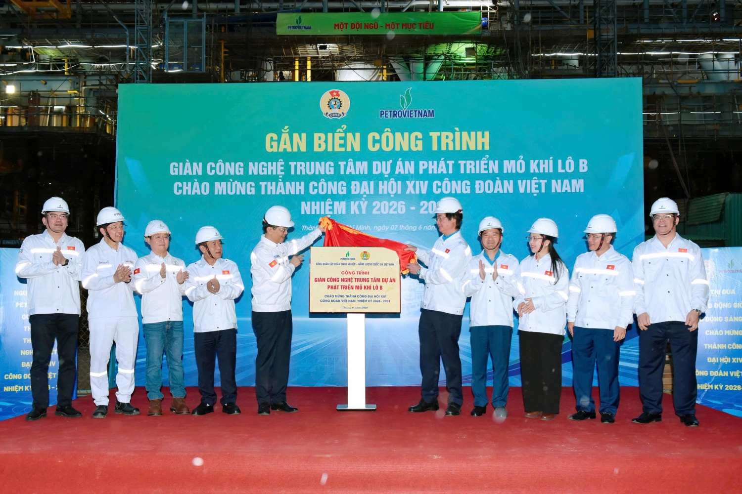Gắn biển công trình Giàn công nghệ trung tâm Dự án phát triển mỏ khí Lô B chào mừng thành công Đại hội XIV Công đoàn Việt Nam Gắn biển công trình Giàn công nghệ trung tâm Dự án phát triển mỏ khí Lô B chào mừng thành công Đại hội XIV Công đoàn Việt Nam