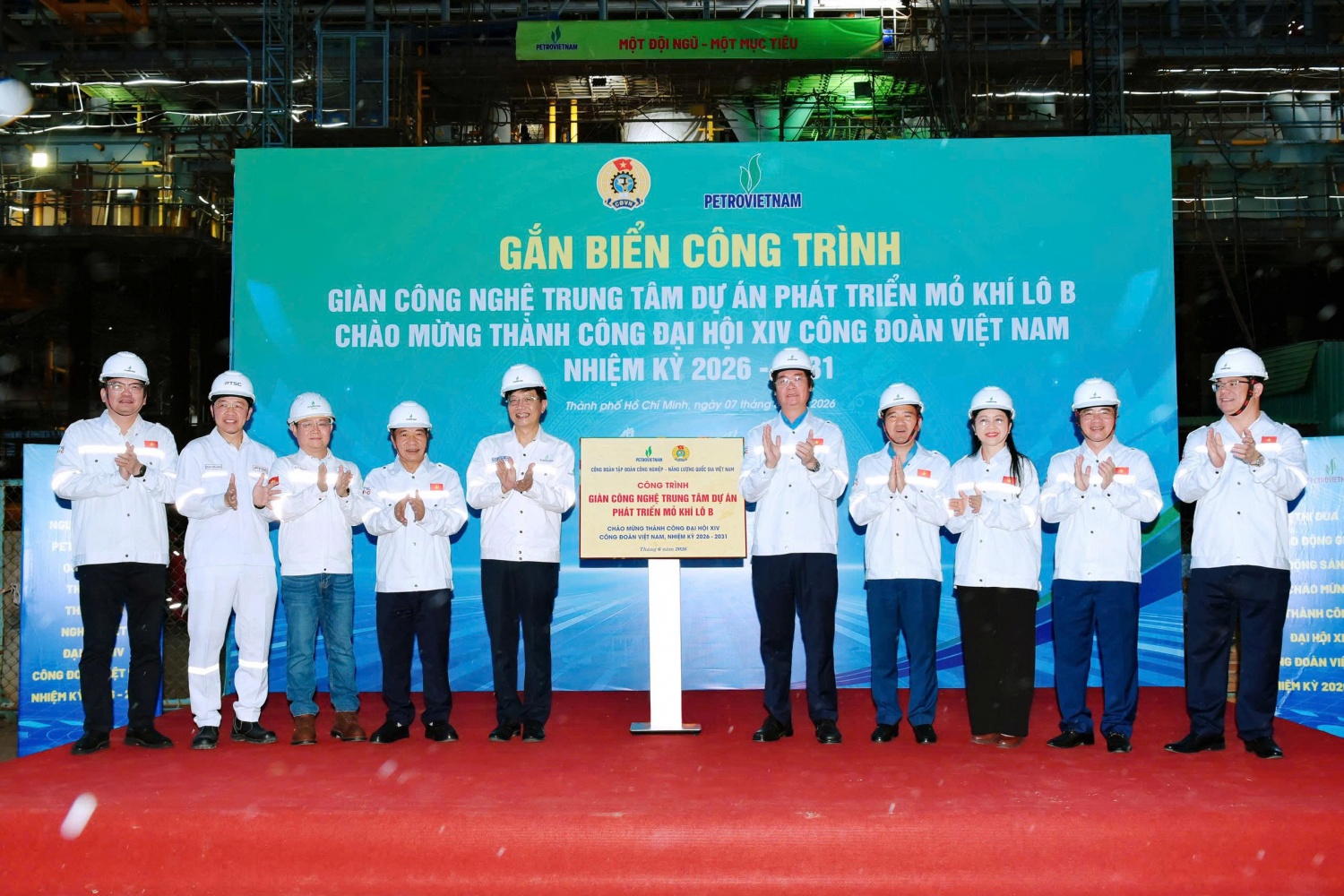 Gắn biển công trình Giàn công nghệ trung tâm Dự án phát triển mỏ khí Lô B chào mừng thành công Đại hội XIV Công đoàn Việt Nam Gắn biển công trình Giàn công nghệ trung tâm Dự án phát triển mỏ khí Lô B chào mừng thành công Đại hội XIV Công đoàn Việt Nam
