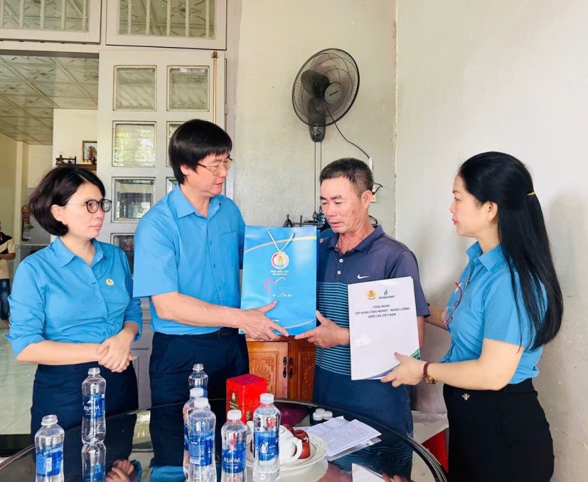 Công đoàn Petrovietnam thăm và trao “Những món quà từ Đại hội” đến người lao động khó khăn, mắc bệnh hiểm nghèo khu vực Bà Rịa   Vũng Tàu