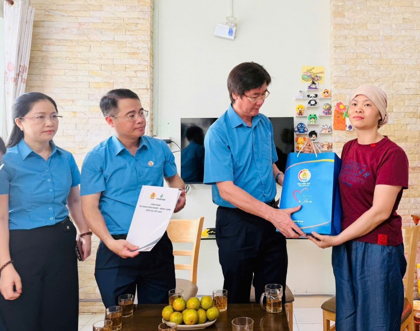 Công đoàn Petrovietnam thăm và trao “Những món quà từ Đại hội” đến người lao động khó khăn, mắc bệnh hiểm nghèo khu vực Bà Rịa   Vũng Tàu