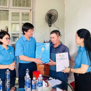 Công đoàn Petrovietnam thăm và trao “Những món quà từ Đại hội” đến người lao động khó khăn, mắc bệnh hiểm nghèo khu vực Bà Rịa - Vũng Tàu