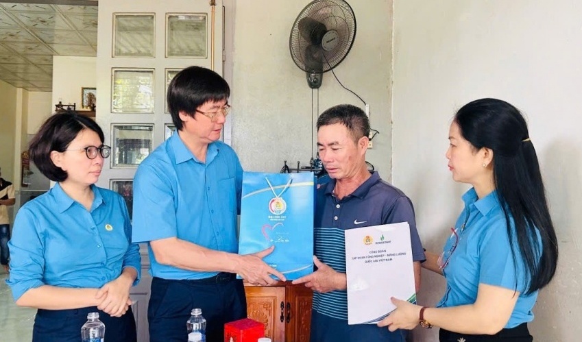 [VIDEO] Công đoàn Petrovietnam tiếp tục trao “Những món quà từ Đại hội” tới người lao động khó khăn