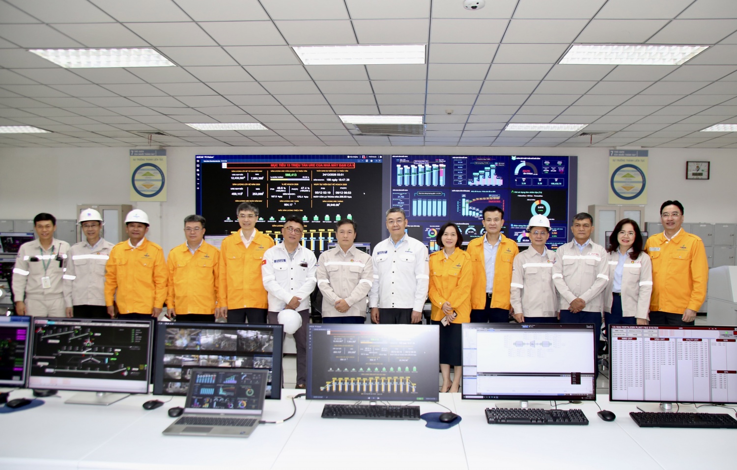 Tổng Giám đốc Petrovietnam Lê Mạnh Cường và đoàn công tác thăm Nhà máy Đạm Cà Mau