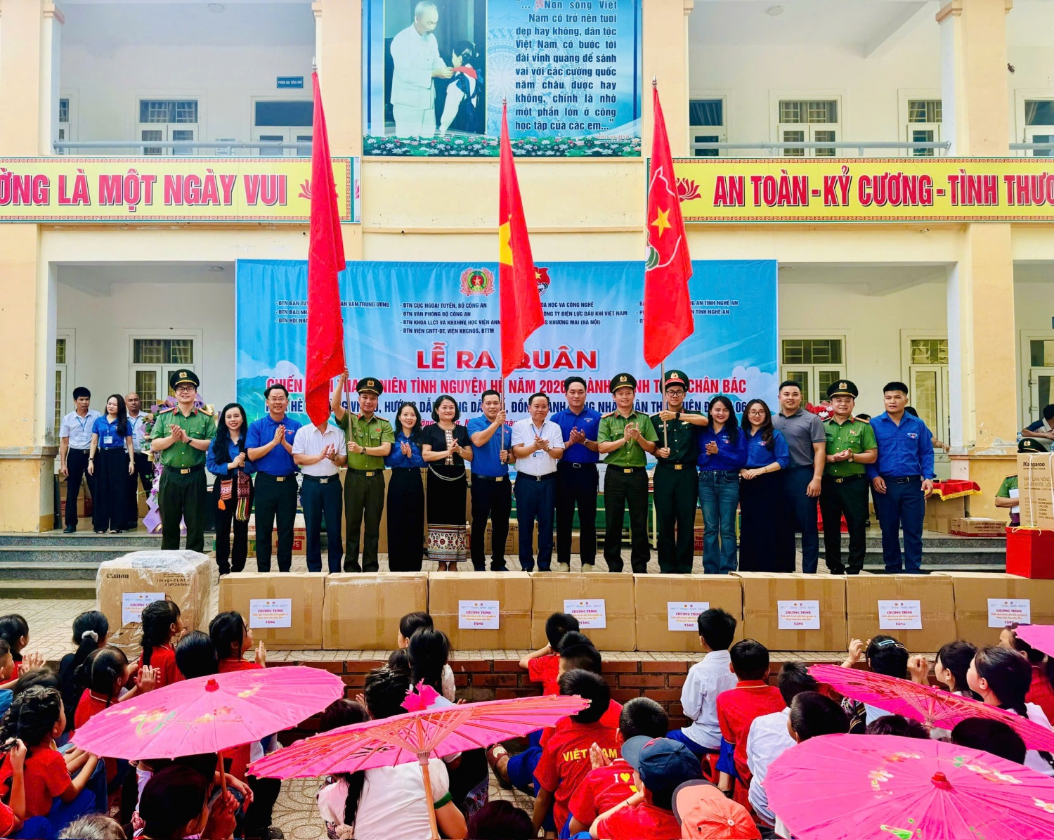 chương trình tình nguyện hè với chủ đề “Hành trình theo chân Bác” chương trình tình nguyện hè với chủ đề “Hành trình theo chân Bác”