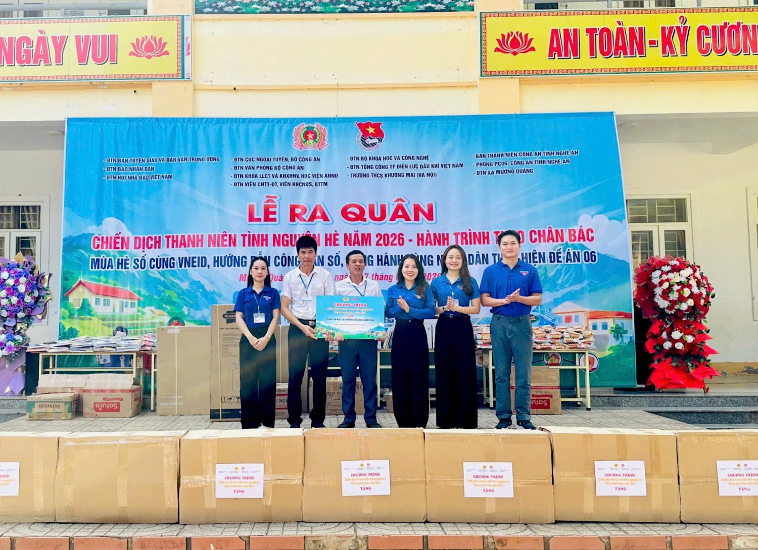 Đoàn Thanh niên PV Power trao tặng 01 phòng tin học gồm 10 bộ máy tính cho Trường Tiểu học Cắm Muộn (xã Mường Quàng, tỉnh Nghệ An) Đoàn Thanh niên PV Power trao tặng 01 phòng tin học gồm 10 bộ máy tính cho Trường Tiểu học Cắm Muộn (xã Mường Quàng, tỉnh Nghệ An)