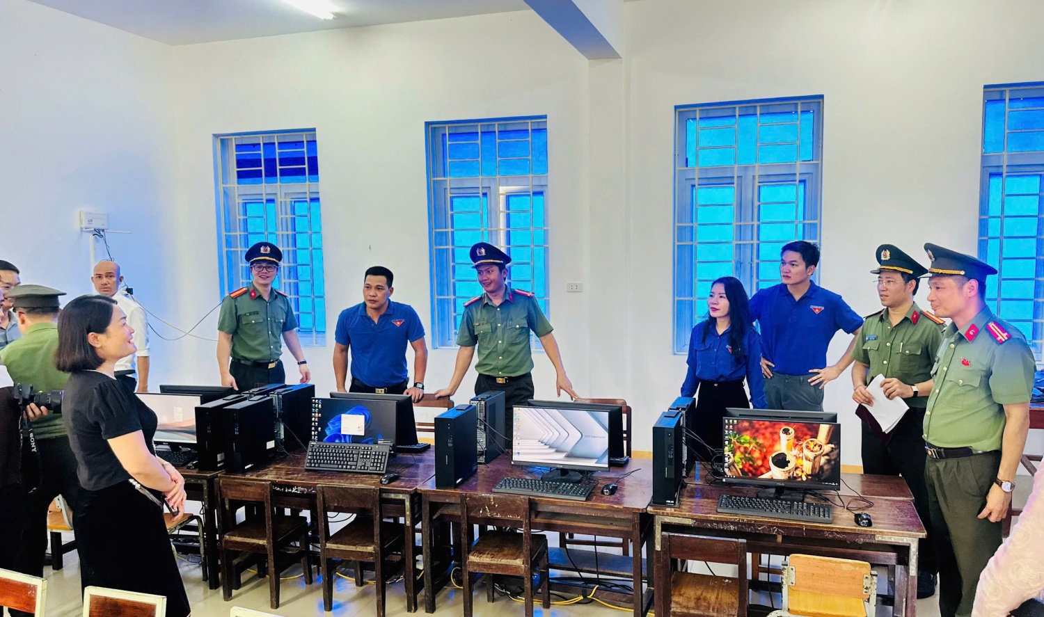 Phòng tin học được Đoàn Thanh niên PV Power trang bị máy tính của Trường Tiểu học Cắm Muộn Phòng tin học được Đoàn Thanh niên PV Power trang bị máy tính của Trường Tiểu học Cắm Muộn