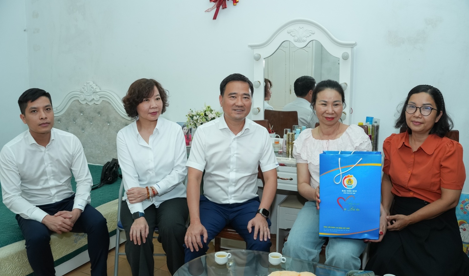 Công đoàn Petrovietnam trao “Những món quà từ Đại hội” động viên người lao động mắc bệnh hiểm nghèo tại Hải Phòng và Ninh Bình
