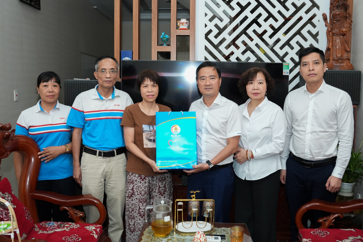 Công đoàn Petrovietnam trao “Những món quà từ Đại hội” động viên người lao động mắc bệnh hiểm nghèo tại Hải Phòng và Ninh Bình Công đoàn Petrovietnam trao “Những món quà từ Đại hội” động viên người lao động mắc bệnh hiểm nghèo tại Hải Phòng và Ninh Bình