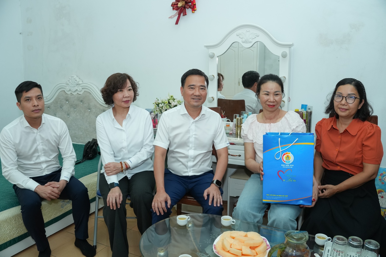 Công đoàn Petrovietnam trao “Những món quà từ Đại hội” động viên người lao động mắc bệnh hiểm nghèo tại Hải Phòng và Ninh Bình Công đoàn Petrovietnam trao “Những món quà từ Đại hội” động viên người lao động mắc bệnh hiểm nghèo tại Hải Phòng và Ninh Bình