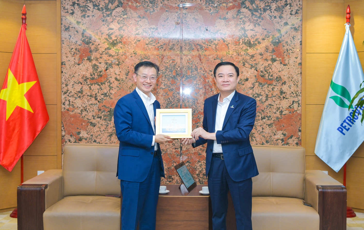 Chủ tịch HĐTV Petrovietnam Lê Ngọc Sơn tặng quà lưu niệm cho ông Yi Xiang