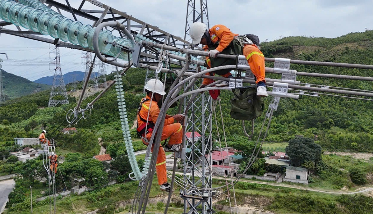 Giữ vững “mạch máu” truyền tải điện miền Trung, tiếp sức cho miền Bắc trong cao điểm nắng nóng