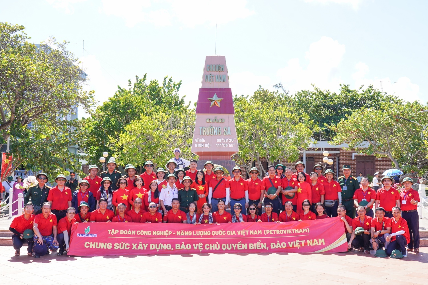 Đoàn công tác Petrovietnam đến thăm hỏi và tặng quà các cán bộ, chiến sĩ, người dân Trường Sa (Ảnh chụp tại mốc chủ quyền đảo Trường Sa) Đoàn công tác Petrovietnam đến thăm hỏi và tặng quà các cán bộ, chiến sĩ, người dân Trường Sa (Ảnh chụp tại mốc chủ quyền đảo Trường Sa)