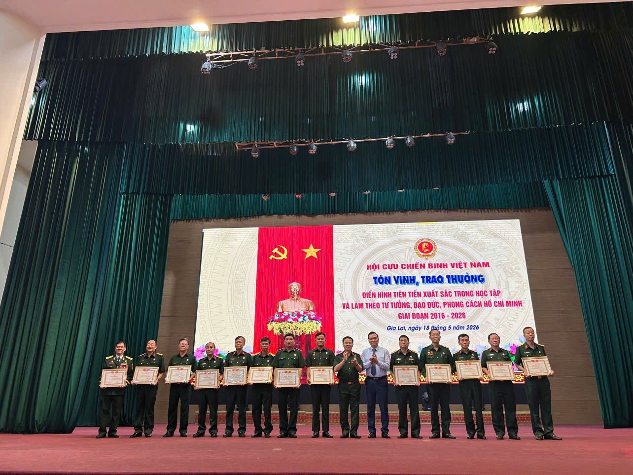 nhiều tập thể, cá nhân tiêu biểu của Hội CCB Petrovietnam được tuyên dương vì thành tích xuất sắc trong 10 năm thực hiện Chỉ thị số 05-CT/TW của Bộ Chính trị về học tập và làm theo tư tưởng, đạo đức, phong cách Hồ Chí Minh.