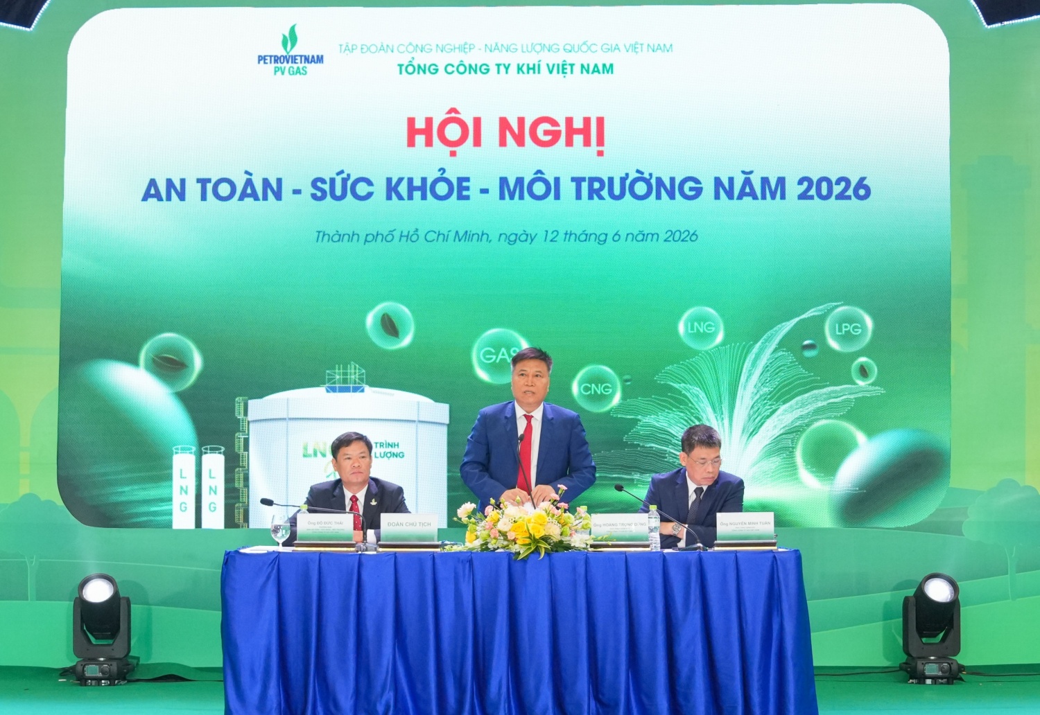 Đoàn Chủ tịch điều hành Hội nghị gồm Phó Tổng Giám đốc PV GAS Hoàng Trọng Dũng và Nguyễn Minh Tuấn, Trưởng Ban ATSKMT PV GAS Đỗ Đức Thái