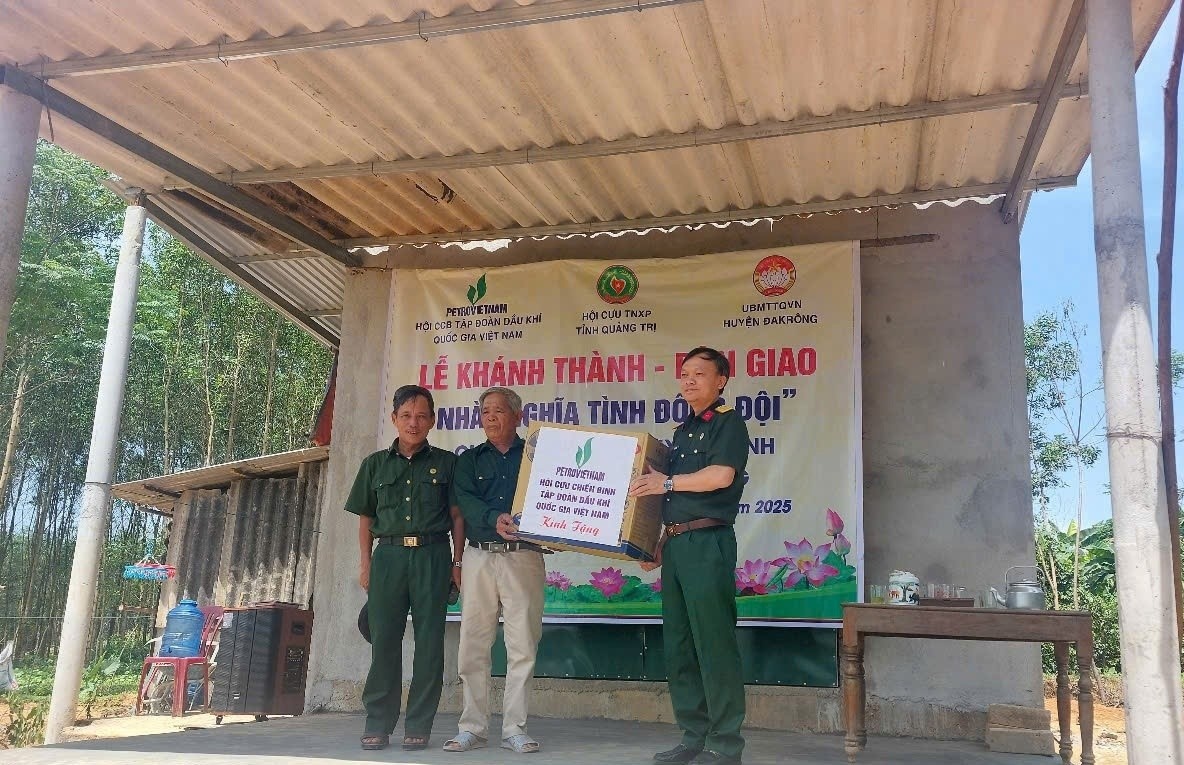 Hội CCB Petrovietnam trao nhà “Nghĩa tình đồng đội” cho cựu thanh niên xung phong tỉnh Quảng Trị. Hội CCB Petrovietnam trao nhà “Nghĩa tình đồng đội” cho cựu thanh niên xung phong tỉnh Quảng Trị.