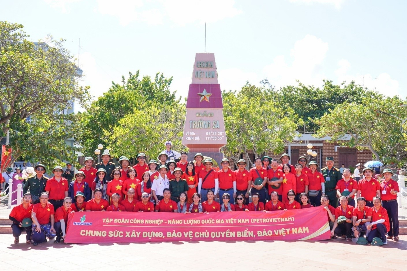Đoàn công tác Petrovietnam thăm hỏi và tặng quà các cán bộ, chiến sĩ, người dân Trường Sa. (Ảnh chụp tại mốc chủ quyền đảo Trường Sa) Đoàn công tác Petrovietnam thăm hỏi và tặng quà các cán bộ, chiến sĩ, người dân Trường Sa. (Ảnh chụp tại mốc chủ quyền đảo Trường Sa)