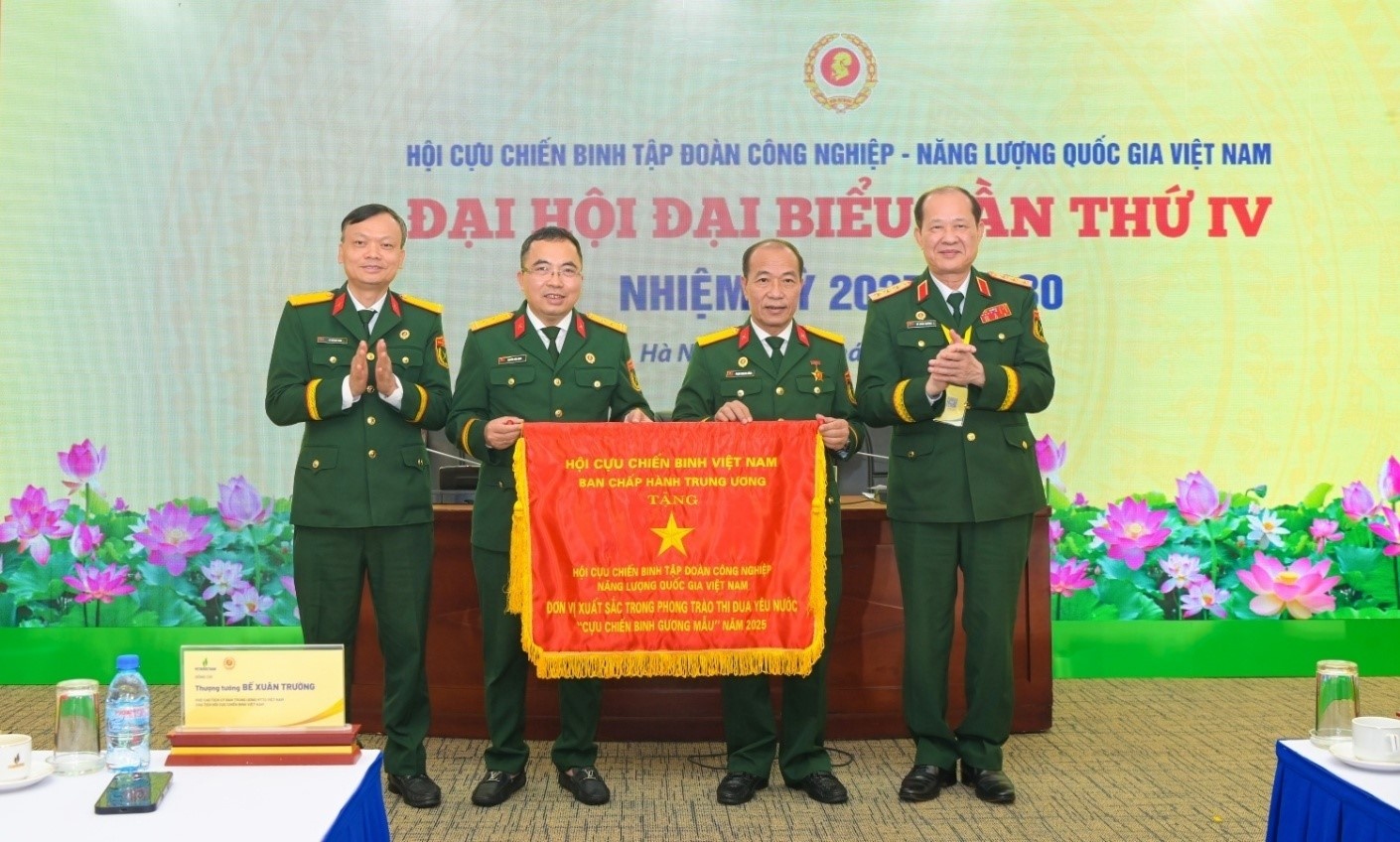 Hội CCB Petrovietnam vinh dự được Hội CCB Việt Nam trao tặng Cờ thi đua Đơn vị xuất sắc trong phong trào thi đua yêu nước Ký ức về người lính trong sách Lịch sử Dầu khí: Thế hệ hôm nay tự hào tiếp bước cha anh