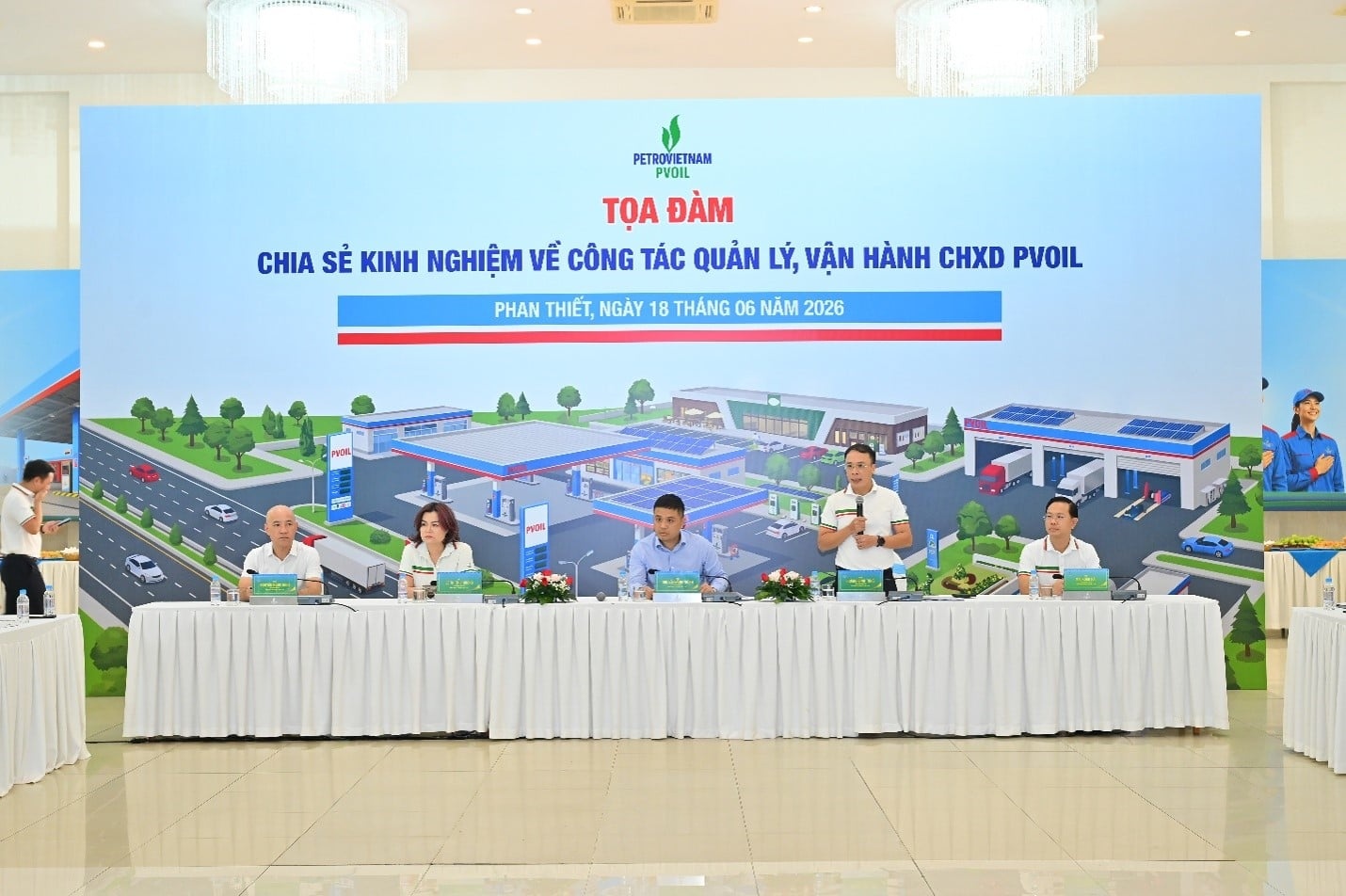 Ông Hoàng Đình Tùng – Phó Tổng Giám đốc PVOIL phát biểu khai mạc Tọa đàm