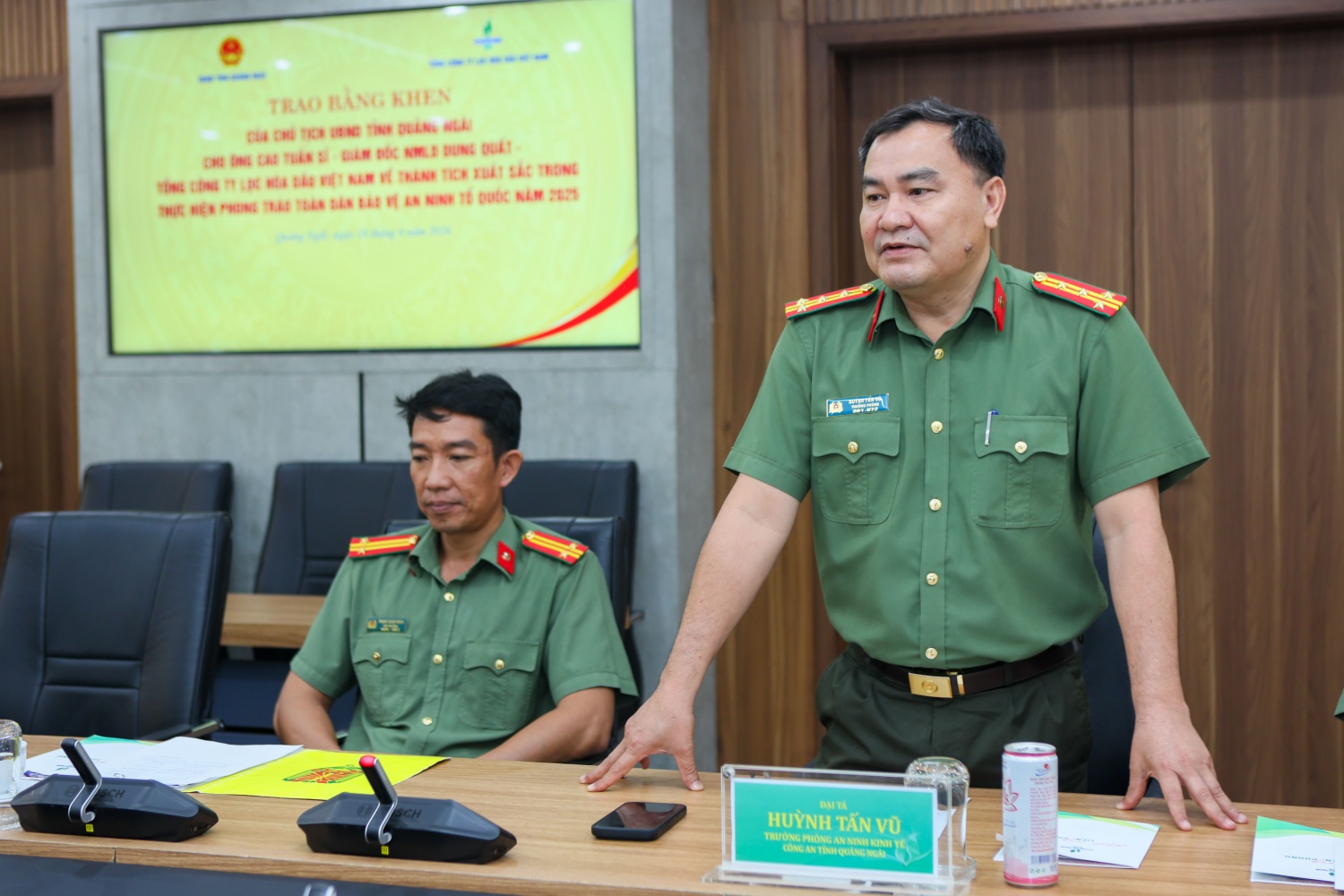 Đại tá Huỳnh Tấn Vũ – Trưởng Phòng An ninh kinh tế Công an tỉnh Quảng Ngãi đề nghị BSR nói chung và ông Cao Tuấn Sĩ nói riêng cần tiếp tục phát huy các thành tích đạt được và tiếp tục nghiên cứu, xây dựng các giải pháp tiên tiến để đảm bảo an ninh, an toàn cho nhà máy. Đại tá Huỳnh Tấn Vũ – Trưởng Phòng An ninh kinh tế Công an tỉnh Quảng Ngãi đề nghị BSR nói chung và ông Cao Tuấn Sĩ nói riêng cần tiếp tục phát huy các thành tích đạt được và tiếp tục nghiên cứu, xây dựng các giải pháp tiên tiến để đảm bảo an ninh, an toàn cho nhà máy.
