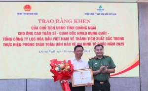 Giám đốc NMLD Dung Quất được trao tặng bằng khen trong phong trào toàn dân bảo vệ an ninh Tổ quốc