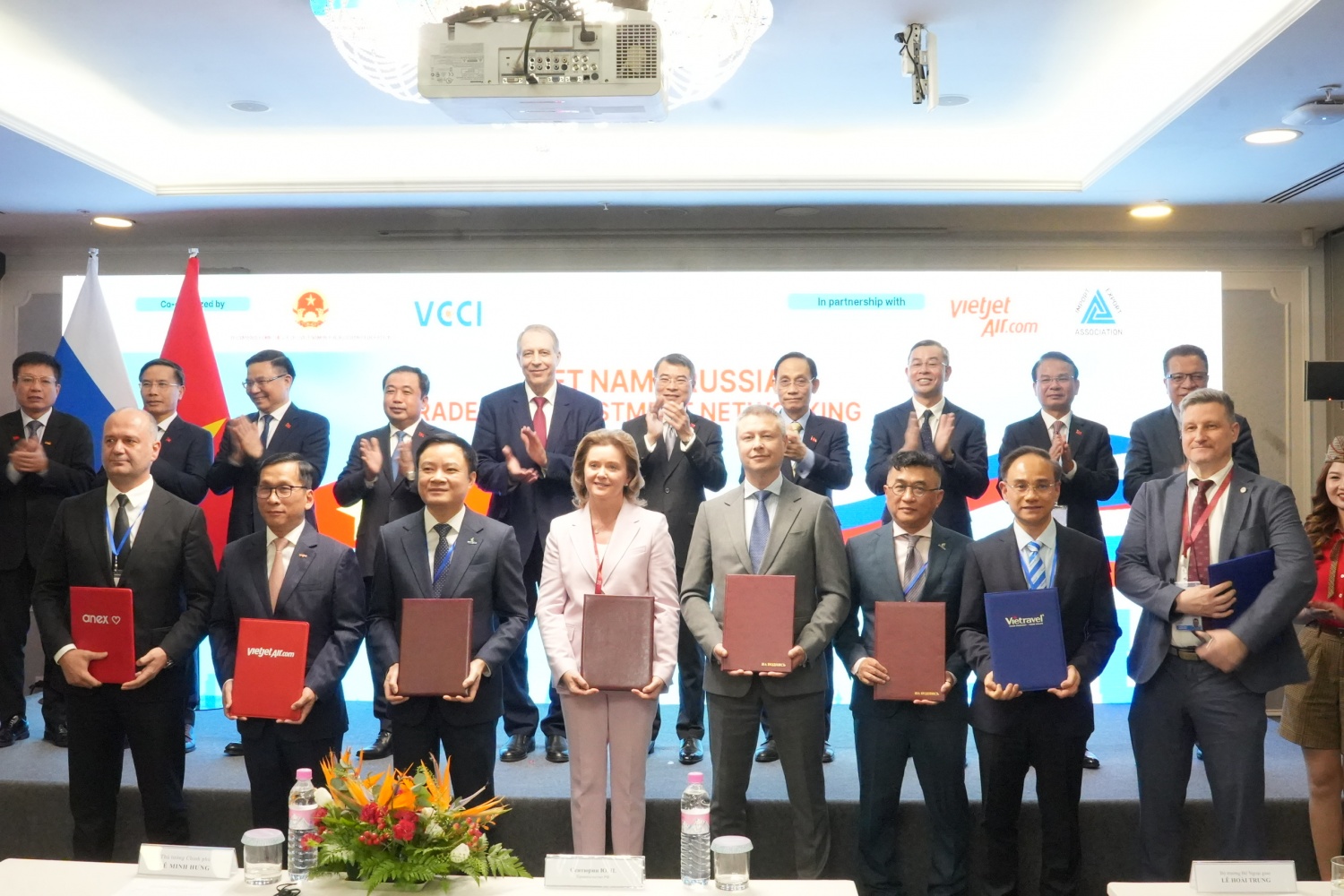 Thủ tướng Lê Minh Hưng chứng kiến trao thoả thuận hợp tác, biên bản ghi nhớ giữa các doanh nghiệp Việt Nam và Liên bang Nga