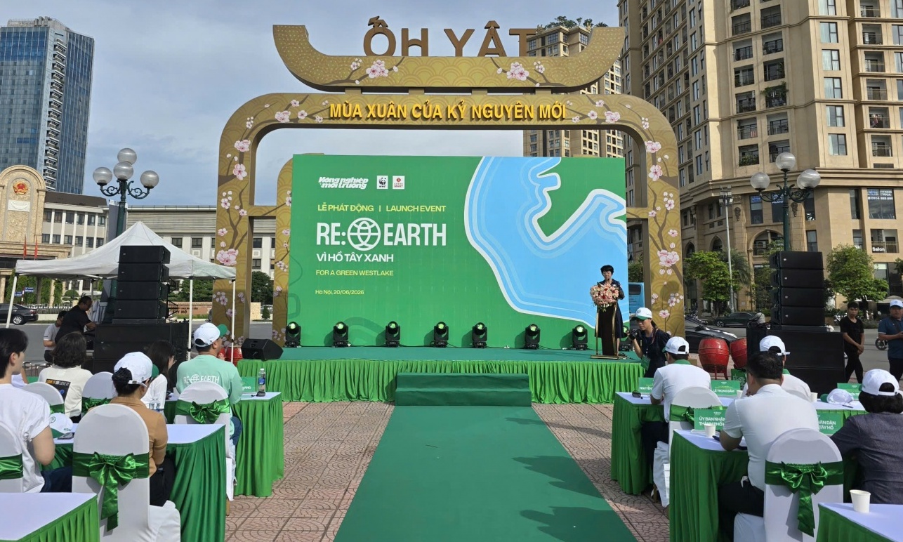 Chung tay giữ màu xanh Hồ Tây từ những hành động nhỏ mỗi ngày