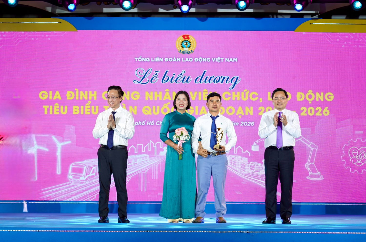 02 gia đình người lao động Petrovietnam được tuyên dương “Gia đình tiêu biểu toàn quốc” Hai gia đình người lao động Petrovietnam được tuyên dương “Gia đình tiêu biểu toàn quốc”