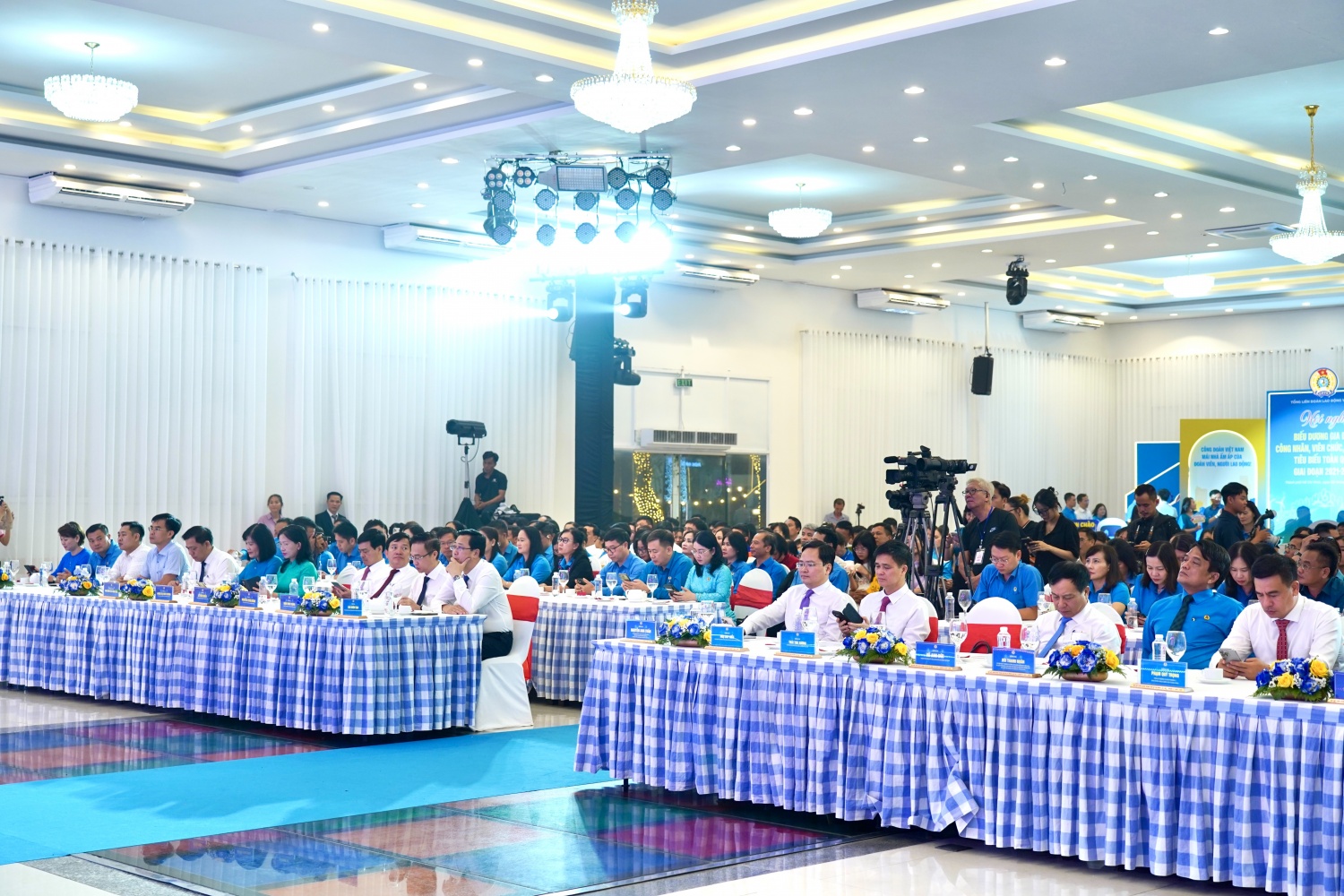 02 gia đình người lao động Petrovietnam được tuyên dương “Gia đình tiêu biểu toàn quốc” Hai gia đình người lao động Petrovietnam được tuyên dương “Gia đình tiêu biểu toàn quốc”