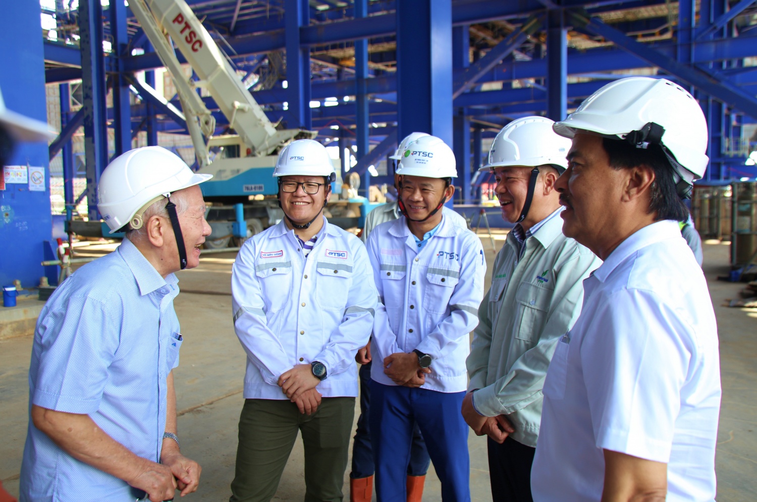 Trao Huy hiệu 45 năm tuổi Đảng cho đồng chí Ngô Thường San Trao Huy hiệu 45 năm tuổi Đảng cho đồng chí Ngô Thường San