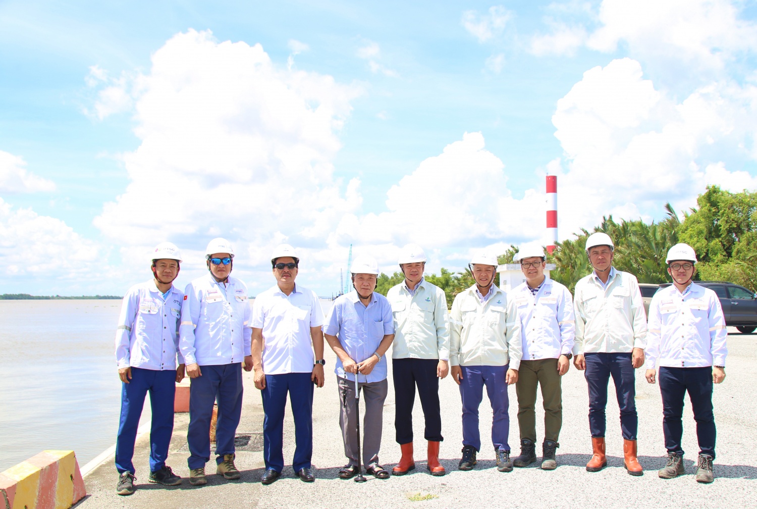 Trao Huy hiệu 45 năm tuổi Đảng cho đồng chí Ngô Thường San Trao Huy hiệu 45 năm tuổi Đảng cho đồng chí Ngô Thường San