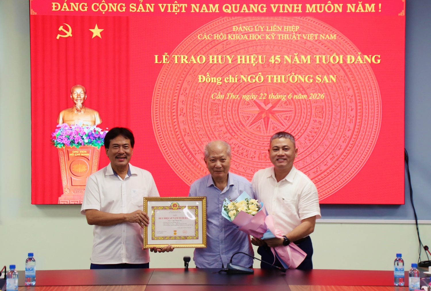 Trao Huy hiệu 45 năm tuổi Đảng cho đồng chí Ngô Thường San Trao Huy hiệu 45 năm tuổi Đảng cho đồng chí Ngô Thường San
