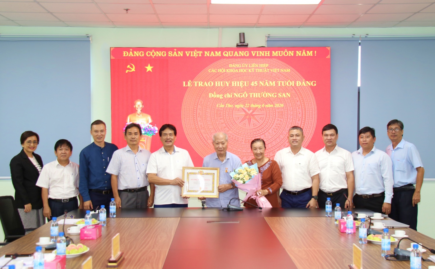 Trao Huy hiệu 45 năm tuổi Đảng cho đồng chí Ngô Thường San Trao Huy hiệu 45 năm tuổi Đảng cho đồng chí Ngô Thường San