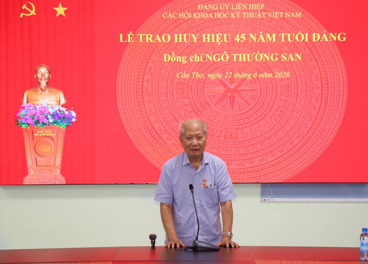 Trao Huy hiệu 45 năm tuổi Đảng cho đồng chí Ngô Thường San Trao Huy hiệu 45 năm tuổi Đảng cho đồng chí Ngô Thường San