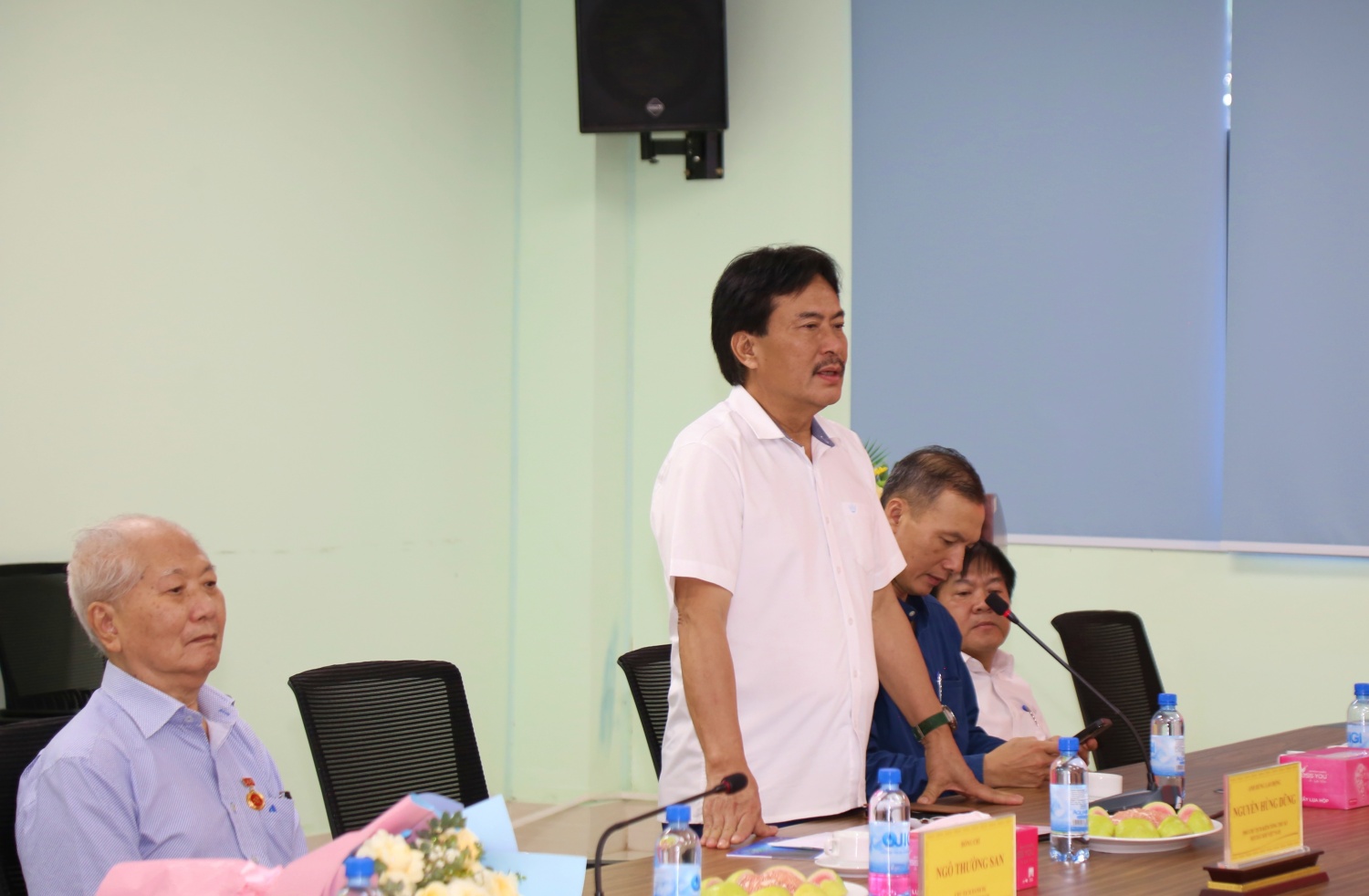 Trao Huy hiệu 45 năm tuổi Đảng cho đồng chí Ngô Thường San Trao Huy hiệu 45 năm tuổi Đảng cho đồng chí Ngô Thường San