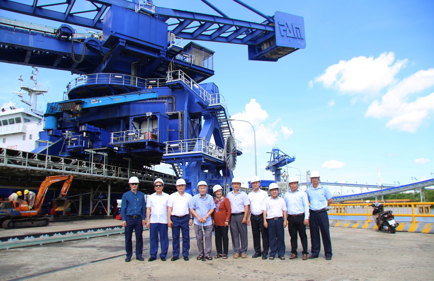 Trao Huy hiệu 45 năm tuổi Đảng cho đồng chí Ngô Thường San Trao Huy hiệu 45 năm tuổi Đảng cho đồng chí Ngô Thường San