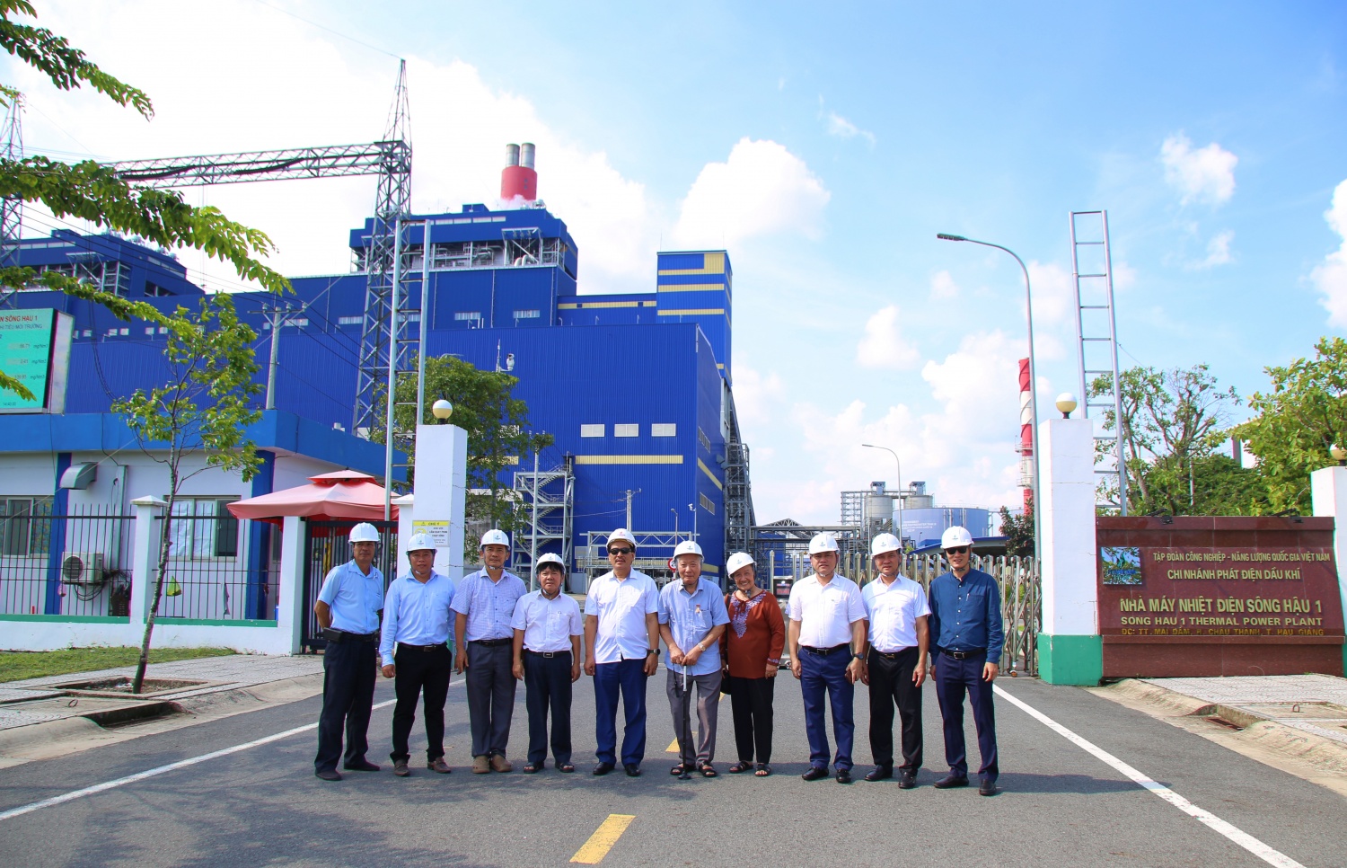 Trao Huy hiệu 45 năm tuổi Đảng cho đồng chí Ngô Thường San Trao Huy hiệu 45 năm tuổi Đảng cho đồng chí Ngô Thường San