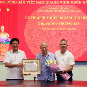 Trao Huy hiệu 45 năm tuổi Đảng cho đồng chí Ngô Thường San