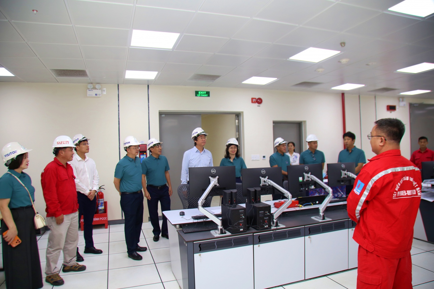 Chủ tịch Công đoàn Petrovietnam thăm, tặng quà NLĐ tại Nhà máy điện Nhơn Trạch 3 và 4