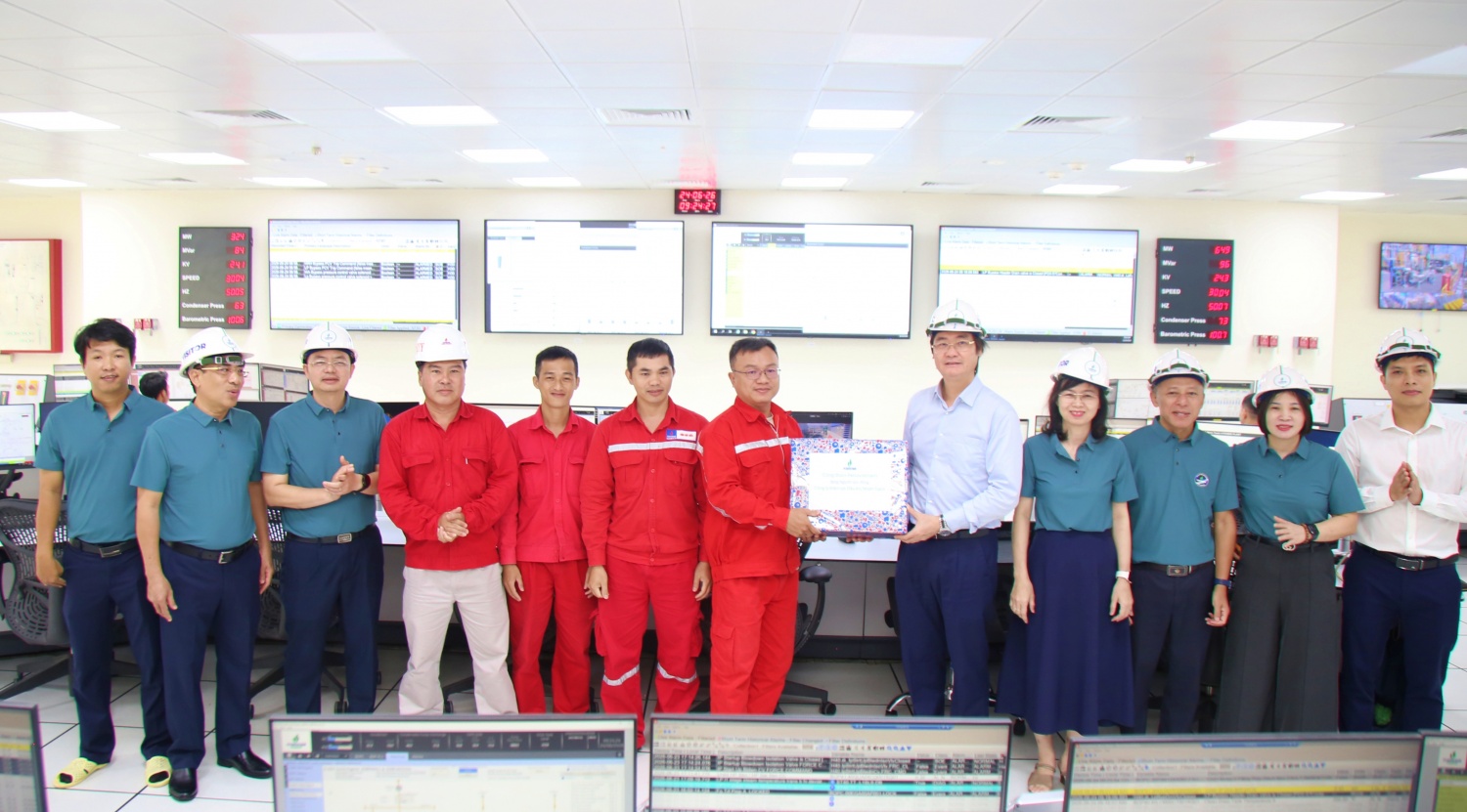 Chủ tịch Công đoàn Petrovietnam thăm, tặng quà NLĐ tại Nhà máy điện Nhơn Trạch 3 và 4