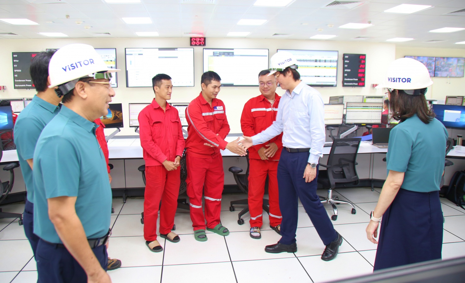 Chủ tịch Công đoàn Petrovietnam thăm, tặng quà NLĐ tại Nhà máy điện Nhơn Trạch 3 và 4
