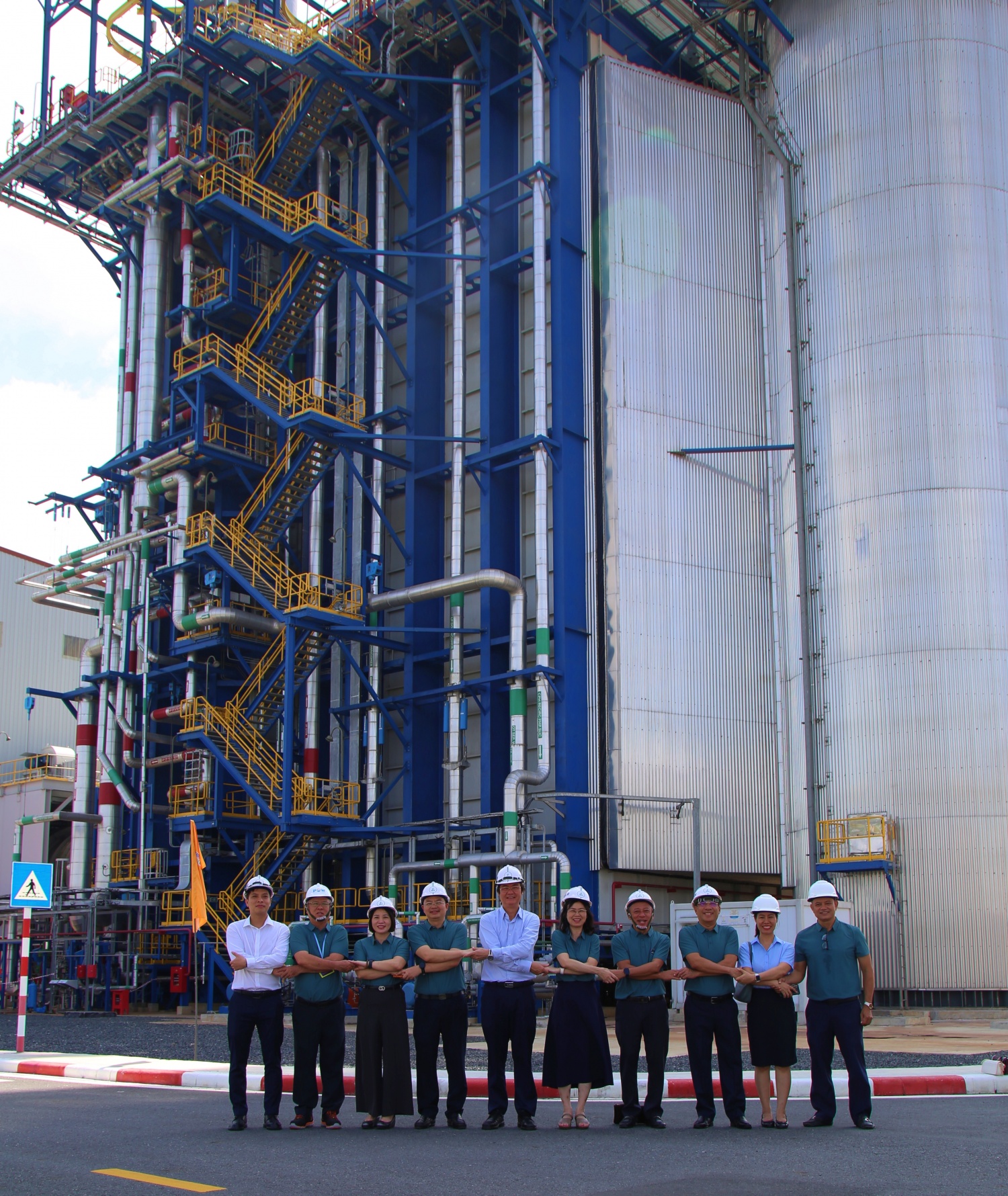 Chủ tịch Công đoàn Petrovietnam thăm, tặng quà NLĐ tại Nhà máy điện Nhơn Trạch 3 và 4