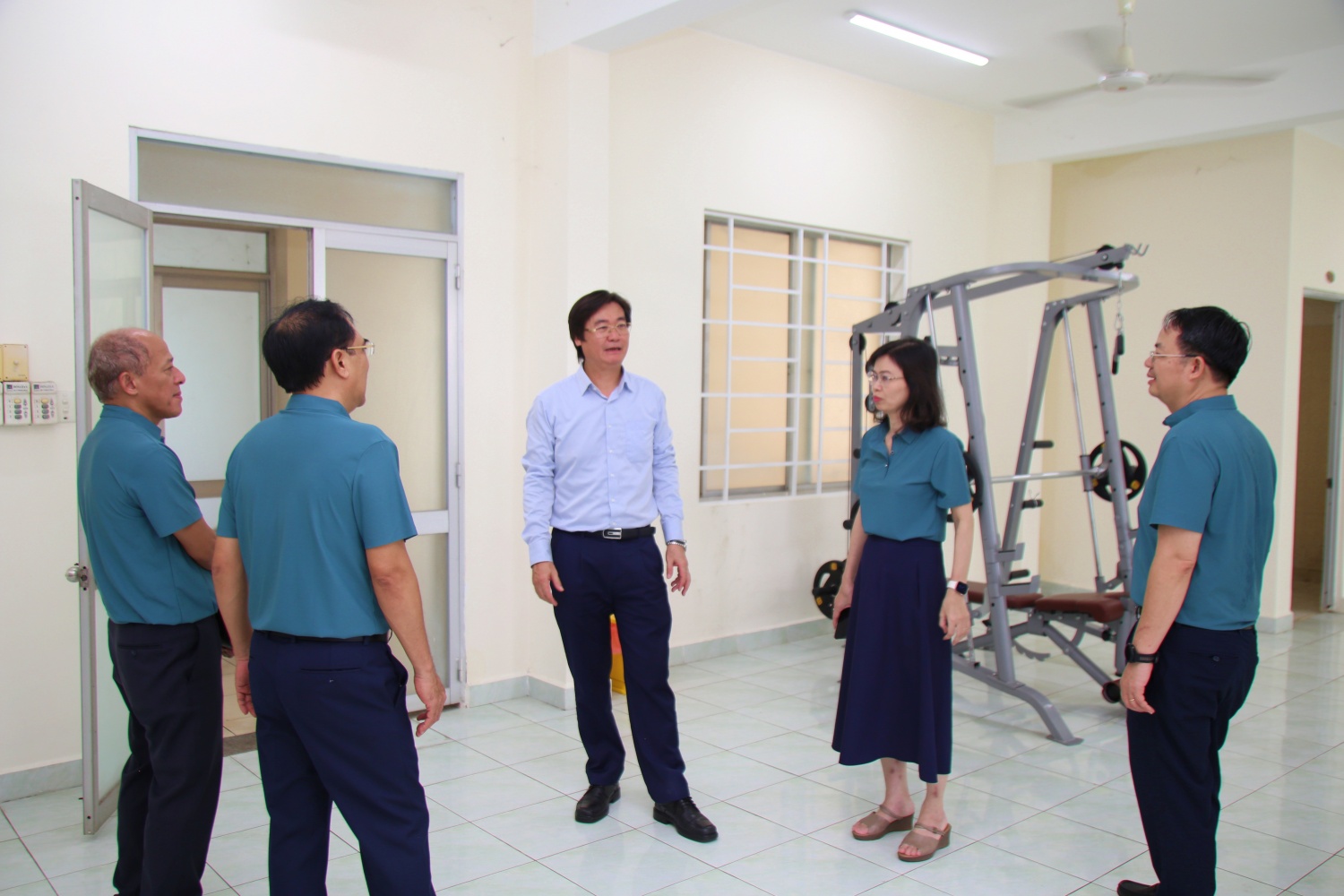 Chủ tịch Công đoàn Petrovietnam thăm, tặng quà NLĐ tại Nhà máy điện Nhơn Trạch 3 và 4