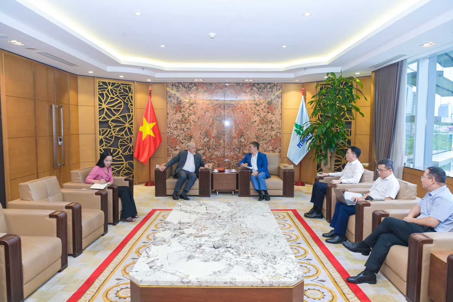 Petrovietnam và Nebula Energy thúc đẩy hợp tác phát triển hạ tầng năng lượng, LNG và chuyển đổi số Petrovietnam và Nebula Energy thúc đẩy hợp tác phát triển hạ tầng năng lượng, LNG và chuyển đổi số