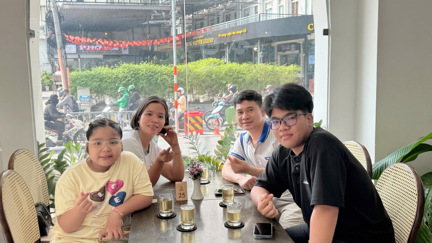 Sau khi được biểu dương, gia đình anh Lưu, chị Thạo cùng các con cùng nhau chia sẻ niềm vui và hạnh phúc. Sau khi được biểu dương, gia đình anh Lưu, chị Thạo cùng các con cùng nhau chia sẻ niềm vui và hạnh phúc.