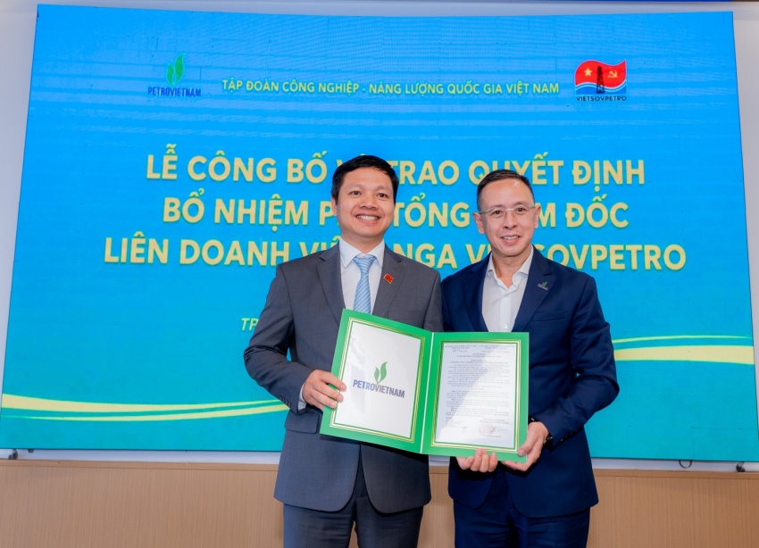 Tân Phó Tổng Giám đốc Liên doanh Việt - Nga Vietsovpetro Công bố và trao quyết định tân Phó Tổng Giám đốc Vietsovpetro