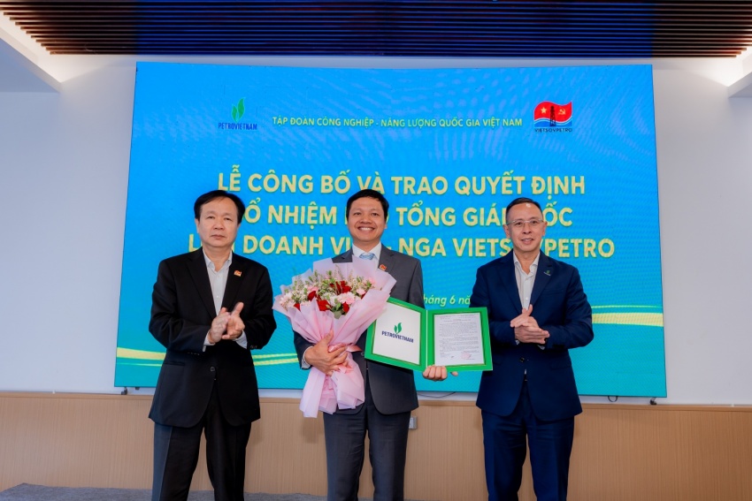 Tân Phó Tổng Giám đốc Liên doanh Việt - Nga Vietsovpetro Công bố và trao quyết định tân Phó Tổng Giám đốc Vietsovpetro