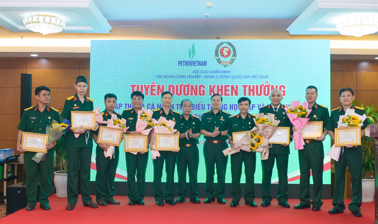 Hội Cựu chiến binh Petrovietnam trao Bằng khen cho các tập thể, cá nhân có thành tích xuất sắc trong nghiên cứu khoa học, cải tiến kỹ thuật, ứng dụng sáng kiến vào thực tiễn, góp phần nâng cao hiệu quả sản xuất kinh doanh và lan tỏa phong trào thi đua sán