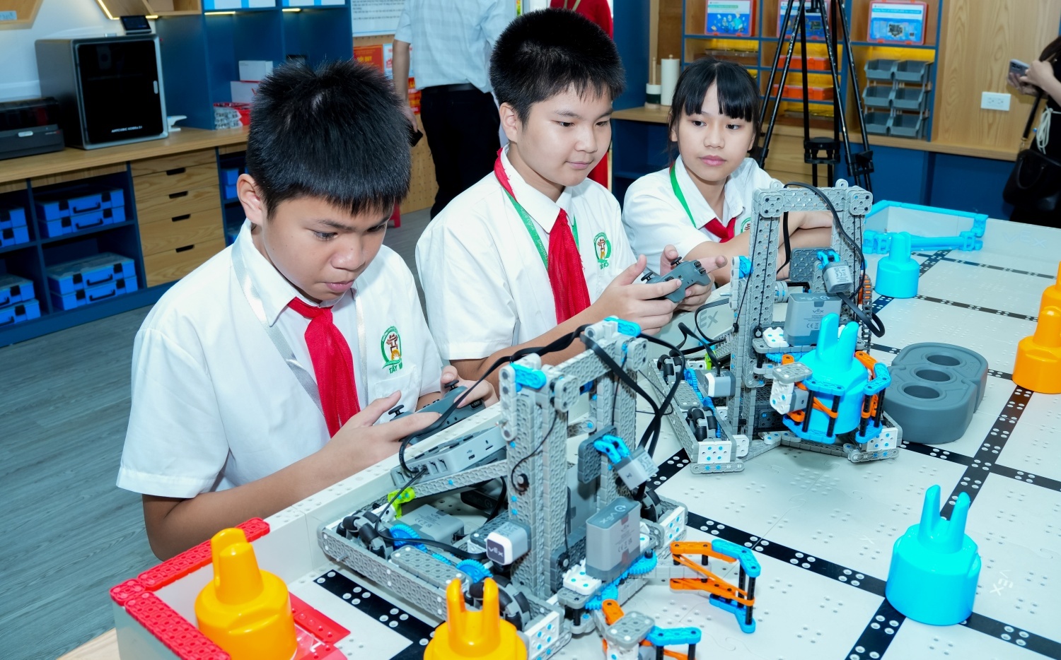 Phòng thực hành STEM không chỉ là mô hình giáo dục tiên tiến mà còn là “chìa khóa” để trang bị cho thế hệ trẻ tương lai của đất nước những phẩm chất, năng lực cần thiết của công dân trong kỷ nguyên mới. Phòng thực hành STEM không chỉ là mô hình giáo dục tiên tiến mà còn là “chìa khóa” để trang bị cho thế hệ trẻ tương lai của đất nước những phẩm chất, năng lực cần thiết của công dân trong kỷ nguyên mới.