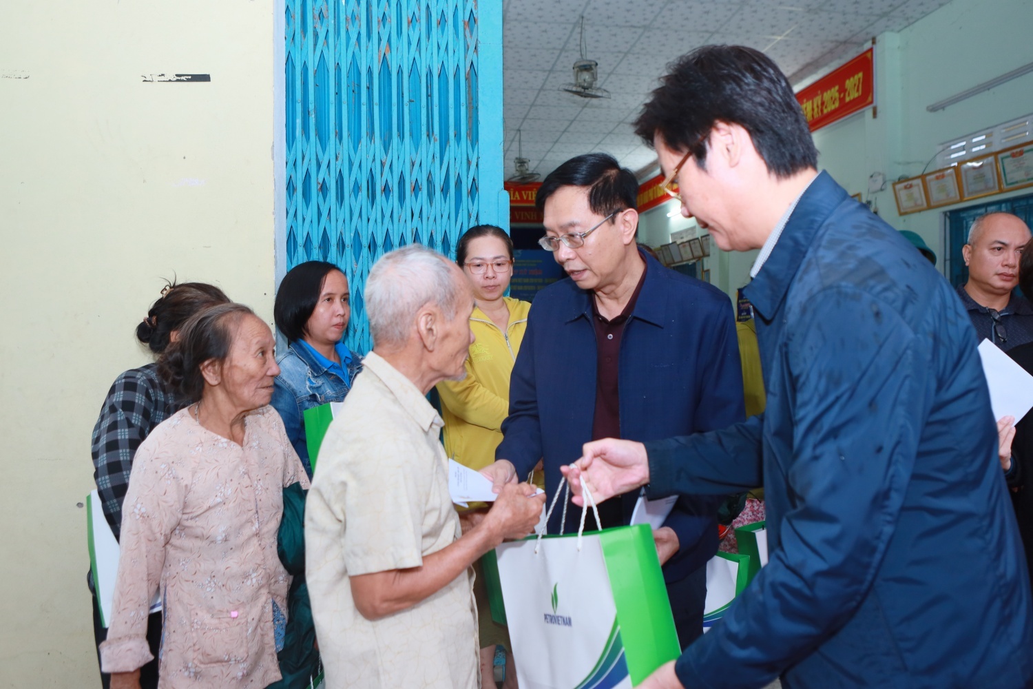 Đoàn công tác của Petrovietnam trao quà cho bà con khối phố Tứ Câu, phường Điện Bàn Đông, TP Đà Nẵng. Đoàn công tác của Petrovietnam trao quà cho bà con khối phố Tứ Câu, phường Điện Bàn Đông, TP Đà Nẵng.